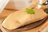 Un pavé de foie gras sur une assiette