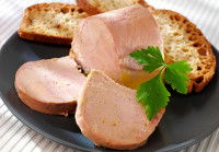 Du foie gras et des tranches de pain dans une assiette