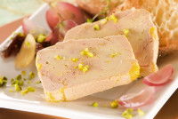 Des tranches de foie gras dans une assiette