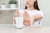 Une femme allergique refuse un verre de lait