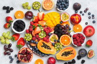 Toutes sortes de fruits sur un fond gris