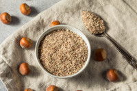 Un bol contenant de la noisette en poudre