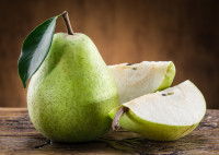 Des poires vertes sur un fond en bois