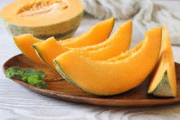 Des tranches de melon sur une planche en bois