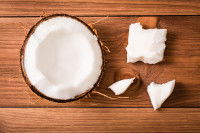 Des morceaux de noix de coco sur une table en bois