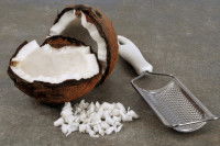 Une noix de coco et une râpe