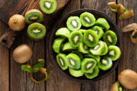 Donner du kiwi à son chat : bonne ou mauvaise idée ?