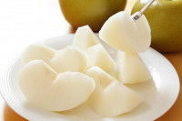 De petits morceaux de poire dans une assiette