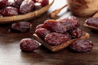 Quelques dattes sur une table en bois