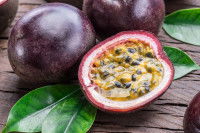 Des fruits de la passion sur une table en bois