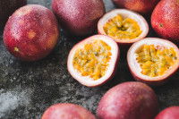 Des fruits de la passion sur un fond noir