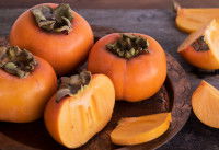 Des kakis dans une assiette