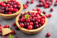 Des cranberries dans des bols sur une table grise