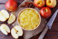 De la compote avec des pommes sur une table avec un couteau