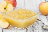 De la compote de pomme dans un pot en verre