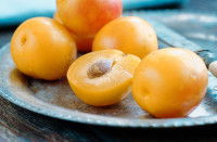 Des mirabelles dans une assiette