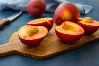 Des nectarines sur une planche de bois