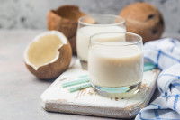 Du lait de coco dans un verre