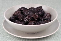 Un bol contenant des pruneaux