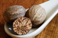 Des noix de muscade dans une cuillère