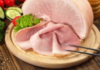 Du jambon posé sur une planche de bois