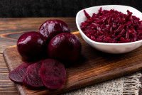 Des betteraves râpées sur une table en bois