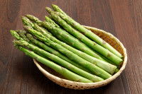 Un panier en osier contenant des asperges vertes