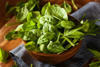 Un bol contenant des feuilles d'épinard sur une table