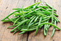 Un tas de haricots verts sur un fond en bois