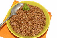 Un plat de lentilles cuites dans une assiette