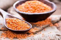 Des lentilles dans un bol et une cuillère