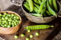 Des bols contenant des petits pois sur une table