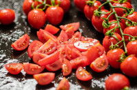 Des tomates cerises entières et en morceaux