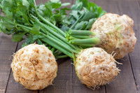 Des céleris posés sur une table en bois