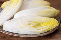Des moitiés d'endive sur une assiette