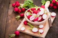 Des radis coupés en rondelles dans un bol
