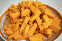 Une assiette remplie de morceaux de potiron