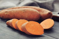 Des morceaux de patate douce sur un fond gris