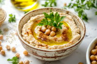 Un bol contenant du houmous traditionnel