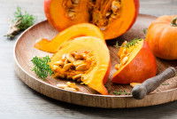 Des tranches de potimarron sur un plat de cuisine