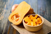 Des morceaux de butternut dans un bol