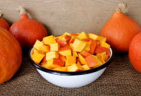 De petits morceaux de potimarron dans un plat