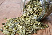 Des graines de courge dans un bocal en verre