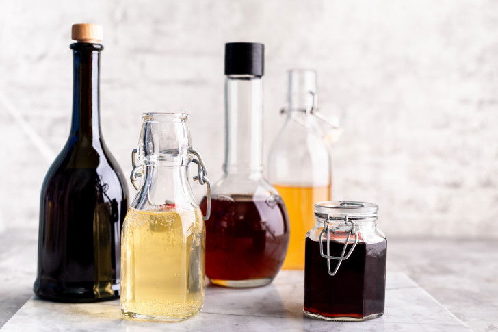 Des bouteilles en verre contenant différents types de vinaigre