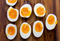 Des moitiés d'oeuf sur une table en bois