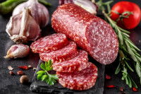 Du salami sur une table de cuisine noire