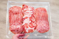 Des tranches de coppa et de saucisson dans un emballage plastique