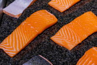 Des tranches de saumon sur un fond noir