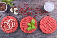 Des steaks hachés avec des oignons, du basilic et du poivre