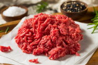 Un steak haché fait maison dans une assiette